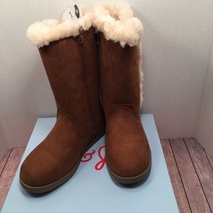 Size 2 little girls chestnut brown boots.